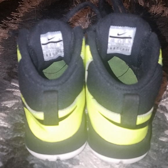 Boys Nike Sneakers - Picture 3 of 10